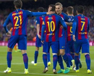 Los jugadores celebran el 1-0 de Messi.