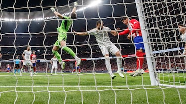 MADRID, 24/09/2023.- El guardameta del Madrid Kepa Arrizabalaga (i) junto al defensa Nacho Fernández y al delantero del Atlético de Madrid Álvaro Morata (d) durante el partido de la sexta jornada de LaLiga que disputan ambos clubes este domingo en el estadio Cívitas Metropolitano. EFE/ Rodrigo Jimenez