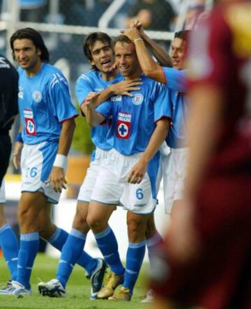 Imagen del juego entre Cruz Azul y Morelia de la Jornada 1 del Apertuura 2005 que ganaron los cementeros por 2-1. Los dos goles celestes fueron obra de Gerardo Torrado, en su primer partido tras volver de Europa.