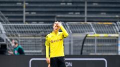 Erling Braut Haaland, quizá la mayor atracción del partido, durante el calentamiento previo al inicio del encuentro. Atrás el Signal Iduna Park completamente vacío.