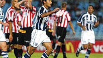 <b>PRIMERA ALEGRÍA</B>. Lee Chun Soo ya demuestra que, además de jugar bien, también sabe marcar.