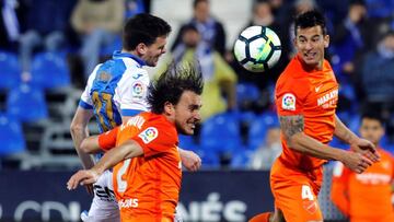 GRAF4333. LEGAN&Eacute;S (MADRID), 03/03/2018.- El delantero del Legan&eacute;s, Javier Eraso (i) remata a gol ante el defensa Ignasi Miquel del M&aacute;laga, durante el partido de liga correspondiente a la jornada 27 en el estadio Municipal de Butarque,