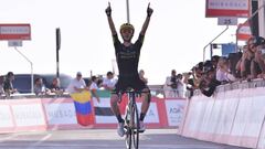 Adam Yates celebra su victoria en la cima de Jebel Hafeet durante la tercera etapa del UAE Tour.