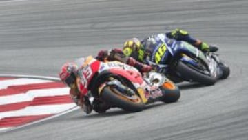 M&aacute;rquez y Rossi durante la carrera de Malasia, el origen de su disputa.