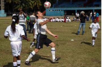 Butragueño con los niños de la Fundación del Real Madrid en La Habana