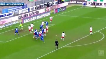 Cuando parece que está todo inventado el fútbol aparece este córner: ¡increíble!