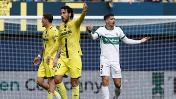 VILLARREAL (CASTELLÓN), 08/03/2026.- El centrocampista del Villarreal Dani Parejo (c) y el delantero portugués del Elche André Silva (d) al final del partido de LaLiga disputado en el estadio de La Cerámica, en Villarreal este domingo. EFE/Biel Aliño