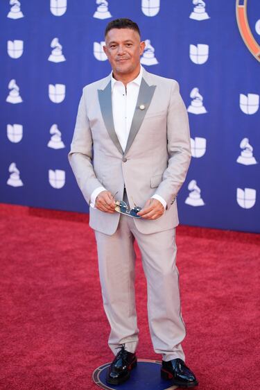 Alejandro Sanz posa en la alfombra roja de los Latin Grammys 2025 celebrados en el MGM Grand Las Vegas.  



 
 