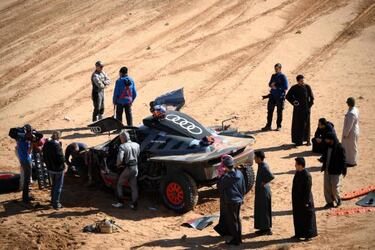 El piloto de Audi Carlos Sainz camina alrededor de su automóvil después de un accidente durante la Etapa 6 del Dakar 2023 entre Ha'il y Al Duwadimi.