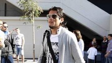 <b>PAREJA LETAL. </b>Nelson Valdez, ayer, abandona el Rico Pérez, mientras Trezeguet, al fondo, posa con un aficionado.