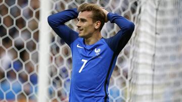 Griezmann con las manos en la cabeza.