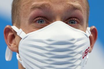 Caeleb Dressel emocionado tras ganar la medalla de oro en 100 metros libres de natación.