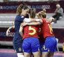 España arranca su defensa del título con goleada
