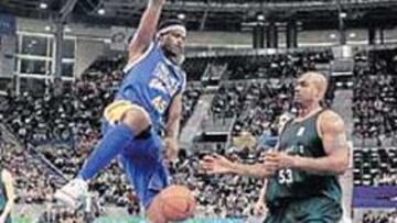 <b>EFICACIA. </b>Una vez más, Will McDonald se mostró resolutivo en la zona contraria.