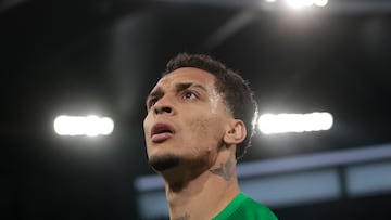 Antony mira a la grada.