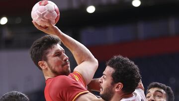 Álex Dujshebaev intenta lanzar durante el partido entre España y Egipto por la medalla de bronce en los Juegos Olímpicos de Tokio.