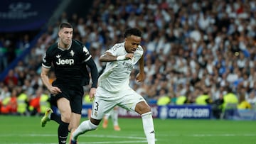 El defensa del Real Madrid Éder Militao (d) juega un balón ante Dusan Vlahovic, de la Juventus, durante el partido de la tercera jornada de la Liga de Campeones.