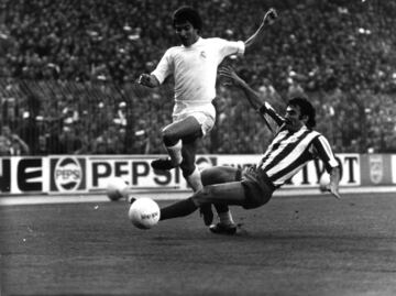 El 7 por excelencia de la generación de los años 70 y 80. Genio y figura, se le sigue recordando en cada minuto 7 en el Bernabéu. Le penalizó su agresión a Matthäus.