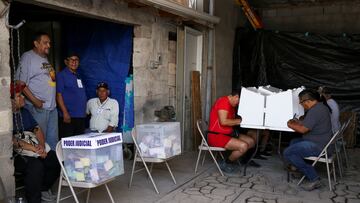 People vote during the judicial and magistrate elections in Ciudad Juarez, Mexico June 1, 2025. REUTERS/Carlos Sanchez