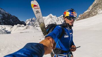 El alpinista polaco Andrzej Bargiel, antes de iniciar la ascensi&oacute;n al K2.