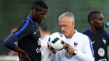 Deschamps, junto a Pogba.