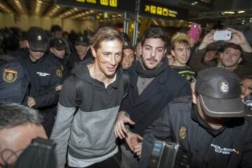 Fernando Torres llegó al Aeropuerto de Barajas en medio de un espectacular recibimiento por parte de la afición.