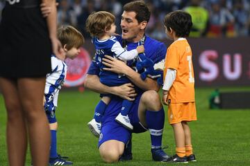 Iker Casillas junto a sus dos hijos, Lucas y Martín.