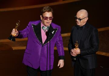 Elton John y Bernie Taupin con la estatuilla por '(Im Gonna) Love Me Again' de la película 'Rocketman'.