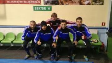 Martínez, Jurado, Badía, Cifuentes y Ángel Pérez, de rojo, posan para AS