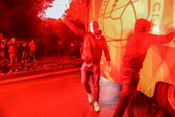 Un seguidor encapuchado porta una bengala antes del partido entre el Amberes y el Fenerbahce en 2021.