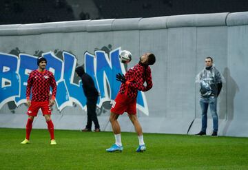 El falso muro separaba ambas mitades del terreno de juego durante el calentamiento previo.