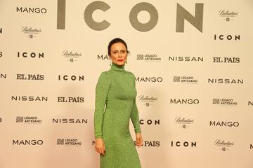 Aitana Sánchez-Gijón posa en la alfombra roja de la gala por el décimo aniversario de 'Icon' celebrada en el Consulado Italiano de Madrid.