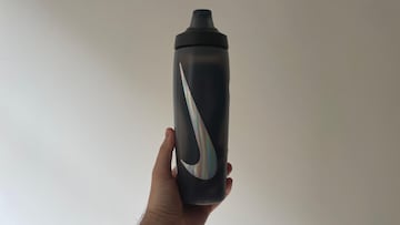 Botella de agua deportiva Nike Refuel