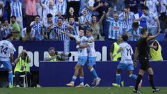 Roberto es felicitado tras anotar el 2-1.