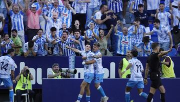 Roberto es felicitado tras anotar el 2-1.