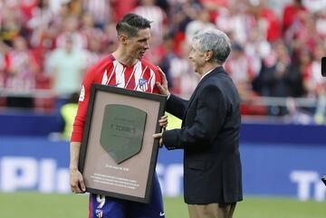 El "Niño" vivió una fiesta inolvidable en el Metropolitano, que concluyó con 
sus lágrimas de emoción en un homenaje para siempre. Gárate le entregó su placa. 
