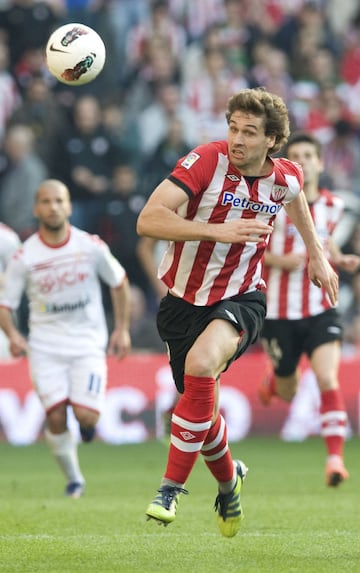 El navarro jugó en el Athletic entre 2005 y 2013. En 2015 fichó por el Sevilla, donde estuvo una temporada.