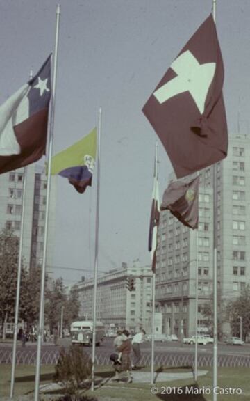 Las banderas de los países participantes en el Mundial frente a La Moneda, en plena Alameda.