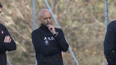 Miguel Cardoso, pensativo, durante un entrenamiento del Celta en las instalaciones de A Madroa.