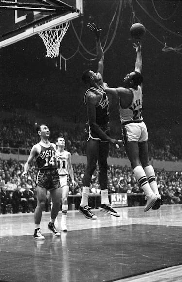 
En plena era celtic (ocho anillos seguidos entre 1959 y 1966), los orgullosos verdes tuvieron que sobrevivir en la prórroga del séptimo partido a unos Lakers comandados por Elgin Baylor (61 puntos en el quinto partido) y Jerry West, que pudieron ganar en el tiempo reglamentario: falló Frank Selvy. Bill Russell sumó 30 puntos y capturó 40 rebotes, 189 en toda la Final. Los Lakers no ganarían una Final a los Celtics hasta 1985.