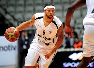 También corta pero muy distinta fue la experiencia de otro base, Deron Williams, en el Besiktas. Cuando llegó el lockout (cierre patronal) de la NBA en 2011, el equipo turco se apuntó en tremendo tanto a nivel de imagen con un acuerdo con Williams por unos 5 millones de dólares para esa temporada… con, claro, cláusula de salida a la NBA en cuanto se reactivara la competición. El 29 de noviembre, antes de volver a Estados Unidos, el Besiktas retiró el número 8 en su honor. Una semana antes, en partido la Eurochallenge de la FIBA contra el Gottingen, sumó 50 puntos. Era un jugador en un gran momento, todavía con 27 años y en el mejor tramo de su carrera: tres veces all star (2010-12) e integrante del Dream Team que fue oro en Pekín 2008 y Londres 2012. Dos de las mejores selecciones que ha tenido Estados Unidos. Fue número 3 del draft de 2005, justo por delante de Chris Paul, que sigue en activo reconocido ya como uno de los mejores bases de la historia. Deron dejó la NBA en 2017 después de una rápida decadencia en la que tuvieron mucho que ver unos problemas constantes con las lesiones.