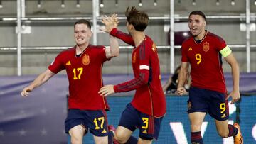 Sergio Gómez, Miranda y Abel Ruiz celebran el primer gol del partido.