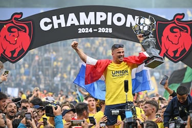 Franjo Ivanovic, celebra el título de liga belga conseguida en mayo de este año por el Royale Union Saint-Gilloise. El delantero croata anotó 21 goles en la liga de Bélgica, tantos fundamentales para conseguir el título liguero. En el pasado verano, el Benfica pagó 22´8 millones de euros para hacerse con sus servicios, superando así a Victor Boniface como la venta más cara en la historia del club belga.