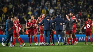 Los jugadores del Sevilla celebran el pase.