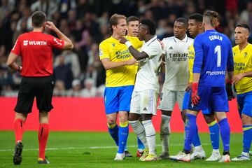 El enfrentamiento de Vinicius con Fali terminó con una tarjeta amarilla para cada uno. El jugador del Real Madrid le recriminaba al central del Cádiz un codazo sobre Rodrygo.