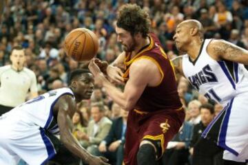 Kevin Love trata de controlar el balón.