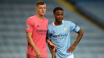 Raheem Sterling y Toni Kroos en el Manchester City-Real Madrid de vuelta de octavos de la Champions en agosto de 2020.