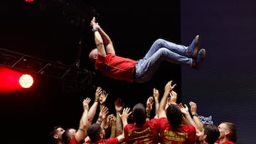 MADRID, 19/06/2023.- Los jugadores de la selección española de fútbol mantean al entrenador, Luis de la Fuente, durante el acto de celebración de la consecución por parte de la selección española de fútbol del título de la Liga de Naciones, tras vencer a Croacia en la tanda de penaltis, este lunes en el Wizink Center de Madrid. EFE/Rodrigo Jiménez
