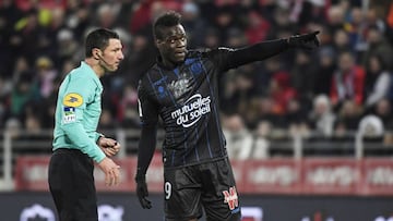 Mario Balotelli y el colegiado Nicolas Rainville hablan en el terreno de juego