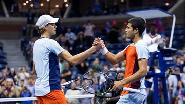 El tenista italiano Jannik Sinner y el espa?ol Carlos Alcaraz se saludan al t¨¦rmino de su partido de cuartos de final del US Open 2022.